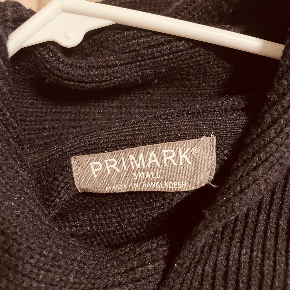 Small black men’s sweater gently worn